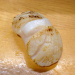 福ちゃん寿し - 炙りホタテ貝柱
      平貝ではないと思う。普段貝柱は寿司ではあまり食べない上に、炙りもイマイチ好きでない僕だが、この一貫は美味しいと思った。炙ることで香ばしさを加え、貝柱の甘みをさらに引き出している。