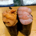 福ちゃん寿し - バフンウニと甘海老の軍艦巻き
      最後の〆は軍艦巻き。甘海老の甘さも良いが、バフンウニの美味しさは格別の物がある。ウニだけは本当にピンキリだが、『福ちゃん寿し』のバフンウニはまちがいが無い。見事！