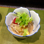 福ちゃん寿し - お通し[赤ズイキの和え物]
                                夏らしくズイキとしめじを和えて冷やした一品。これがなんとも美味かった！普段はあまり食べないズイキの美味しさに感動した。