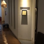 縁 YENISHI - およそヤキトーリＳＨＯＰと思えぬ入口。東側の階段から来ると、え？！美容院じゃん？てなる（笑）