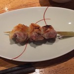 縁 YENISHI - もも。親鶏の弾力と風味も感じさせながらも若鶏の瑞々しさを髣髴させる肉質に、職人技の焼とｽｵ加減が合わされば、一粒で7ｋｍ。よゆうでグリコ超え（いみふ