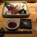 縁 YENISHI - 圧巻はモツ刺しでしょう。日本酒かワインでしょうな。左上から時計回りに砂肝、ハツ、ムネ、レバ。醤油と塩で。