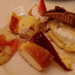 スイーツパラダイス - イチゴの乗ったミルフィーユも以外に美味しい！！