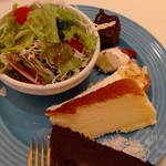 スイーツパラダイス - サラダとスフレチーズケーキチョコケーキバナナタルト奥の四角いのが噂のチョコケーキ？