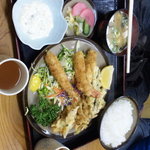 まんぷく食堂 - エビフライ定食に見えない　エビフライ定食です。　　８００円♪