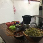 老牌牛肉拉麵大王 - 高菜等の調味料