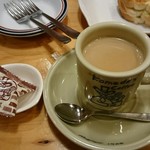 Komeda Kohi Ten - カフェオーレ。ピーナッツ付き。