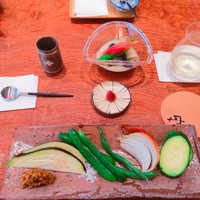 丹 - 前菜の野菜と出汁汁。