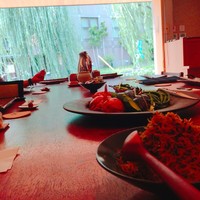 丹 - テーブルに並べられた前菜と席からの景色