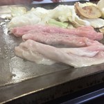 鉄板焼 豚肉ホルモン専門店 おっきん - キャベツと一緒に鉄板で
