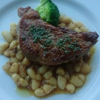 ブラッスリーオザミ 東京スカイツリータウン･ソラマチ店 - 吉田豚肩ロース肉のロースト　白インゲン豆のカッスーレ添え
