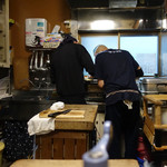 活鰻の店 つぐみ庵 - 毛抜きのようなもので丹念に骨を取る！