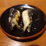 活鰻の店 つぐみ庵 - うなぎの頭・口を持ってかぶりつく
