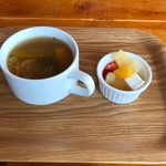 まつぼっくり - 野菜のスープとプチフルーツはセルフで頂きます