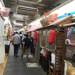 秋山商店 - 赤い提灯が目印。店主の秋山さんは強面ですが心根の優しい人だなと思いました。