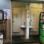 秋山商店 - 豆腐屋さんを曲がったとこの奥にトイレがありました。