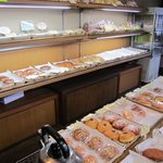 高島屋 - レトロなお店の中には出来たてのパンが並んで焼き立てパン独特の良い香りが漂ってます。 