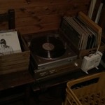鉄塔文庫 - レコードプレーヤー。消し忘れたタバコ　回り続けるレコード　冷めてしまった中国茶（獏）やかたひろしおつ（激漠）