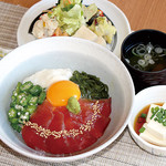 旬菜うちごはん 菜々家 - 【期間限定】鮪の3色スタミナ丼 〜卵黄を添えて〜