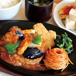 旬菜うちごはん 菜々家 - 【期間限定】夏野菜と野菜ゴロゴロサルサソースのハンバーグ定食