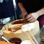 明道町中国菜 一星 - サクッザクッと切り分けて