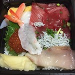 東信水産 - いくらとエビが目をひく