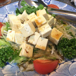 酒菜屋大田 - 豆腐のサラダ(700円)はピリ辛ドレッシングも美味♪