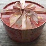 パティスリー モンシェール 銀座三越店 - お箱も華やか。食べ終わったら何を入れようかな。