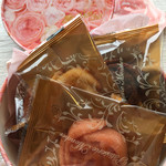 パティスリー モンシェール 銀座三越店 - バラのフィナンシェが入っていました。