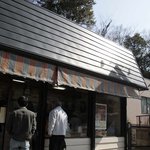 Kounokashiten - 街道沿いにある鴻野菓子店は大福が非常に美味しいことで評判のお店で