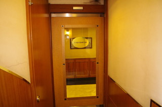 USQUEBAUGH - 階段降りたら自動ドアです。
