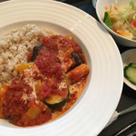 旬穀旬菜カフェ - トマト、ズッキーニ、パプリカ、ヤングコーンが入った夏野菜のカレーです。ややエスニック。