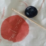 御菓子司　華月 - 大きくてジューシーなブルーベリー。爪楊枝と比較。