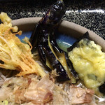 そば玄 藪椿 - おすなそばのトッピング。えのきと海苔の天ぷらに茄子の素揚げ