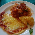 ニコラス - （2017/5月）＜プレートランチ＞ ・自家製ピザ＆チーズポテト、小エビとズッキーニのトマトソーススパゲティ