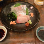 縁の鈴なり - お刺身（真鯛・ぶり）は赤一味柚子胡椒とわさびで頂きます