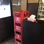 なごみ - 入口左の返却用ビールケース