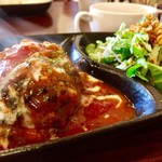 Woo's Burg - ソースはトマトソースです