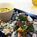 エクロール - トウモロコシの冷製スープ。芯から取ったスープのシャーベット、シーアスパラ、炙ったトウモロコシの実を浮かべて。手前は鴨とマッシュルームのリエット、下に敷いたるはトウモロコシのチュイール。これハードタコトルティーヤだ。