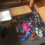 リーベ - お客さん各自靴を並べている