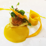 エクロール - グリルしたホタテとスライスしたバターナッツカボチャ。ラビオリの中にはシェーブルチーズ。ソースは同じくバターナッツ。ホタテ、チーズ、カボチャそれぞれが持つ濃密な旨味にほくほく。