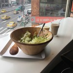 阜杭豆漿 - 隣の女性が食べていた野菜サラダ。器がウチのすり鉢より大きいです