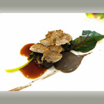 エクロール - トリュフを乗せたこれは一体・・・？お肉、じゃなくてうなぎ！里芋と合わせて焼けば香ばしくサックリとした食感に。香り高いトリュフのソース、それから甘辛いうなぎのジュ。おもしろいねえ！？