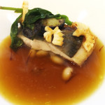 エクロール - 佐賀県産マトダイのポワレ、同じく佐賀は呼子のイカ。底に白インゲン。あれ、ソースは？と思ってたら熱々の魚介スープが注がれて素敵なブイヤベースに。楽しませてくれるねえ！？