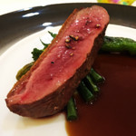 エクロール - ジュウジュウと熱いジュース滴る肉厚の鴨と対峙した時、我々は何をすべきか。手に取るべきはスマホではなくナイフとフォークだ。それが人として当然の行為。食べログに載せる写真を撮り忘れることなど、これを頬張る歓びに比べたら。