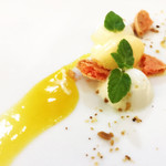 エクロール - ココナッツミルクのブランマンジェ、アイス、フランボワーズのマカロン、パッションフルーツのソース。白くて丸いキャンバスに描かれた美しい抽象画のよう。