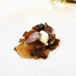 エクロール - 桃のコンポート、ジュレ、塩アイス、チョコカスタード、ミルフィーユ。バラのクリスタリゼ（砂糖漬け）をあしらって。写真を撮る前に桃を一欠片食べてしまいました。マトダイあたりからテンションが尋常でなかった。今思えば冷静さを欠いていました。