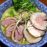 麺や而今 - 塩鶏湯そば（ミックスチャーシュー、麺大盛）