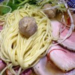 麺や而今 - 塩鶏湯そば（麺のアップ＆鶏団子）