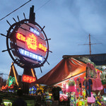 JAMES FOO WESTERN FOOD - シップ前に並ぶ露店商